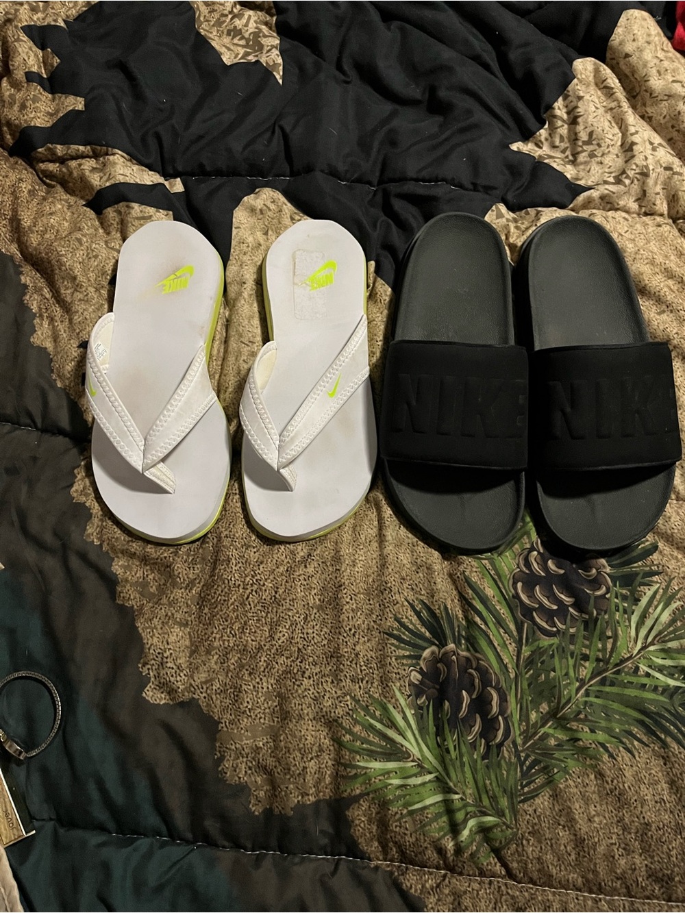 (2) EUC NIKE WOMENS FLIP FLOPS SIZE 8